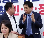 [포토] 대화하는 김주현 금융위원장과 김희곤 의원