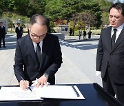 檢총장, '민주 돈봉투 수사'에 "증거·법리 따를 것"