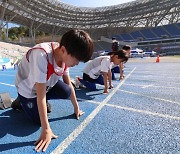 체육교육 활성화의 첨병...경기교육감기 육상대회 'start'