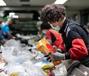 곰팡이야 고마워…'재활용 1%뿐' 골칫덩이 맡기자 벌어진 일