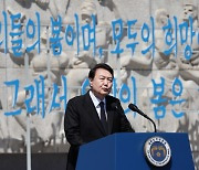 尹 첫 4·19 기념사 "피로 지킨 자유민주주의, 사기꾼에 농락안돼"