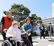 [포토] 강제징용 신속 판결 촉구하는 피해 할머니