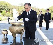 '돈봉투 수사' 한창인데…검찰총장, 4·19 참배 눈길끄는 이유는