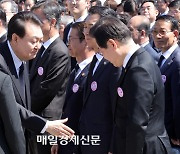 이재명 “껍데기는 가라…아무리 강한 권력도 국민 못 이겨”