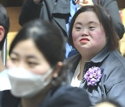 [머니S포토] '누워서 보는 콘서트' 관람하는 정은혜 작가