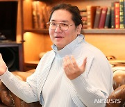 뉴시스와 인터뷰하는 최용호 갤럭시코퍼레이션 대표