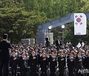 국기에 경례하는 윤석열 대통령