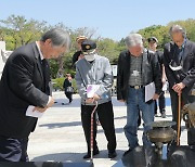 4.19혁명 63주년 합동 참배하는 민족민주운동단체들