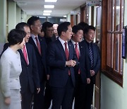 한빛맹학교 시설 둘러보는 김기현 당 대표