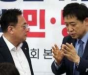 대화 나누는 김주현-김희곤