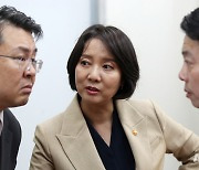 대화 나누는 이영 중소벤처기업부 장관