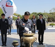 4.19민주묘지 참배하는 류기섭 한국노총 사무총장