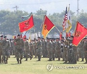 경례하는 미2사단 지휘부