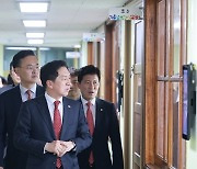 한빛맹학교 교실 살피는 김기현 대표