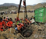 산사태 발생한 파키스탄 북서부 국경 검문소서 수색 작업하는 구조대원들