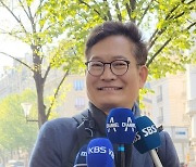 특파원과 질의응답하는 송영길 전 더불어민주당 대표