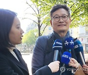 '파리 체류' 송영길, 조기귀국 등 질문에 "22일에 말씀드리겠다"(종합)