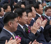 '한국보도사진전 개막을 축하하며'