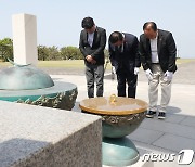 김재원 최고위원, 분향 없이 묵념만