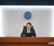 尹 "이차전지, 기술 혁신으로 초격차 유지…안보·전략 자산의 핵심"