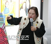 “사람이 다 예뻐요” 정은혜 작가, '우블'과 닮은 따뜻함…초대전 ‘포옹’ 전시