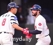 [MD포토] 시즌 첫 홈런 렉스 '오늘 출발이 좋아'