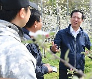 구인모 거창군수, 사과꽃 피해 점검…착과량 최대 확보