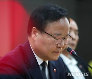 제주4·3 유족에게 사과하는 김재원 최고위원