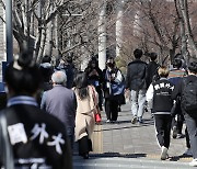 “대학교 인근 상권 살아났다”…새내기·시니어 카드 지출 급증