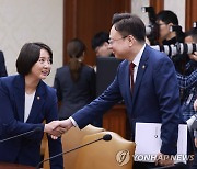 국정현안장관회의서 인사하는 조규홍 장관과 이영 장관