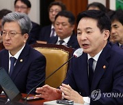 국토위 전체회의에서 의원 질의에 답변하는 원희룡 국토교통부 장관