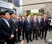 제59회 한국보도사진전 둘러보는 참석자들