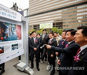 제59회 한국보도사진전 관람하는 참석자들