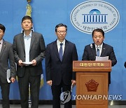 우크라이나 군사지원 반대하는 의원들