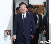 '우크라 무기지원' 기자회견 참석하는 이재명 대표