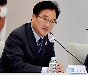 우원식 "송영길 귀국만 기다리는 당 한가해, 비상의총 열어야"