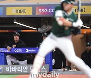 [MD포토] 이지영 타격코치 '전의산, 홈런을 부탁해'