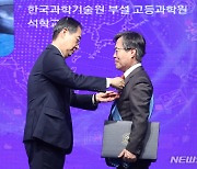 한덕수 총리, 금종해 교수에게 과학기술훈장 창조장 시상