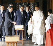 외교부, 日 기시다 총리 야스쿠니 공물 봉납에 유감 표명