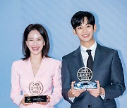 송지효-김수현,'햇살 미소 활짝' [사진]