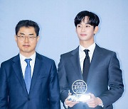 김수현,'빛나는 위촉패를 들고' [사진]