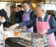 ‘총장이 쏜다’ 이희학 목원대 총장 학생에 응원 점심 제공