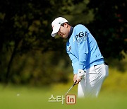 [포토] 김민규 '칩인 버디를 노리는 섬세함'