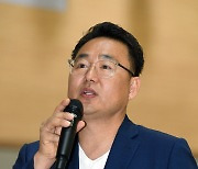 [포토]‘국가대표를 이겨라’ 행사의 시작을 알리는 김원석 회장