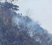 군산 어청도 절벽 산불 나흘째 이어져…0.03ha 피해