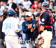 [MD포토] 어필하는 강인권 감독 '심판 시그널이 이상해'