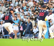 [MD포토] 고승민과 충돌하는 NC 김성욱