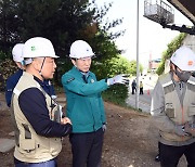 교량 안전관리실태 점검하는 김성호 행안부 본부장