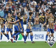 '바코 극적 동점골' 울산, 동해안 더비서 포항과 2-2 무승부