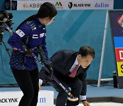 [Ms포토] 김종욱 강릉시 부시장, 세계컬링선수권 시구